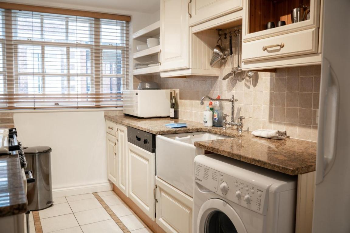 Perfectly Located Central Chester Town House -2Br Exteriör bild